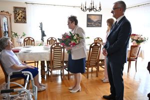 Życzenia Pani Władzi składa Anna Sikorska, dyrektor Centrum Usług Społecznych