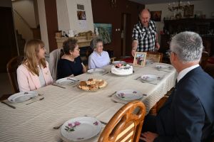 Pani Władzia mieszka teraz z synową Ireną i synem Stanisławem (na zdjęciu)