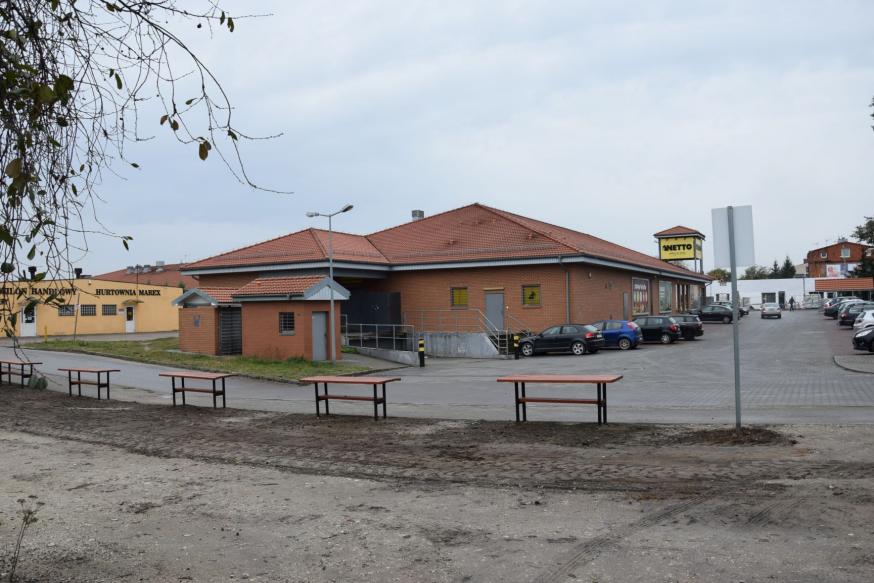 Ławy targowe w pobliżu Netto w Lubiczu Górnym