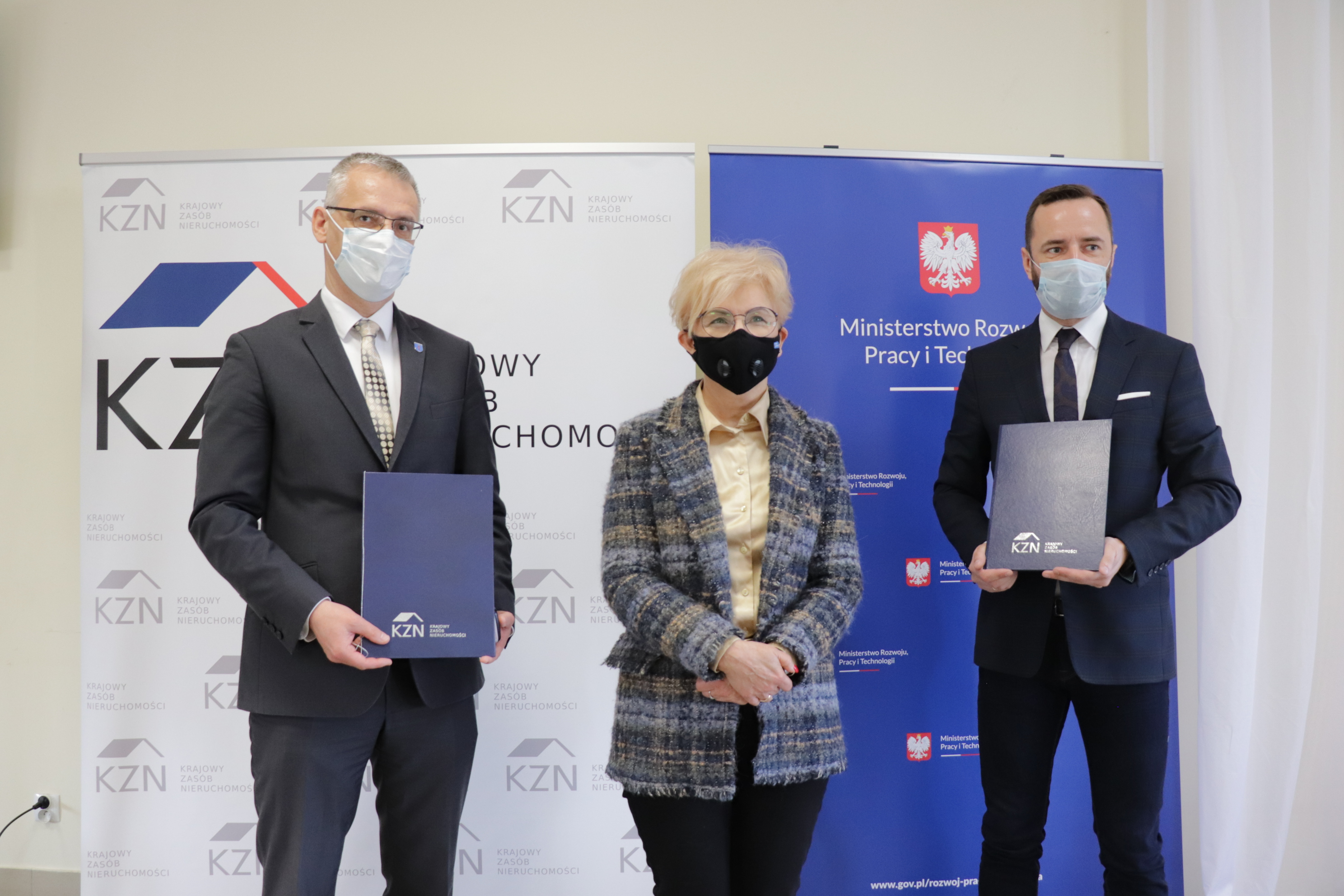 Wójt Marek Nicewicz, minister Iwona Michałek i wiceprezes Jarosław Pucek