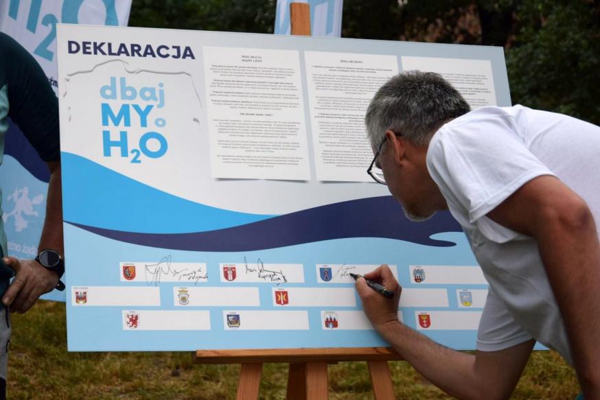 Wójt Lubicza Marek Nicewicz podpisał deklarację "dbajMY o H2O"