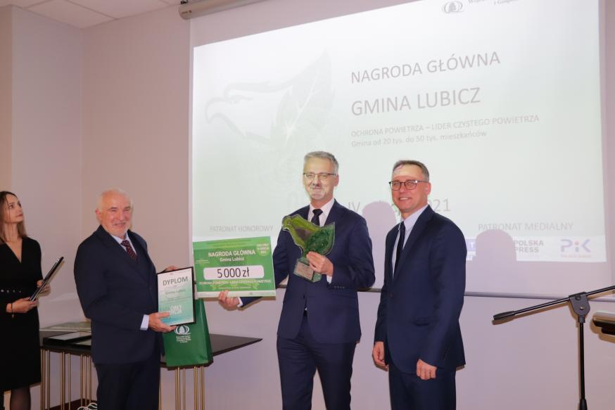 Gmina Lubicz Liderem Czystego Powietrza! Nagrodę odbiera wójt Marek Nicewicz