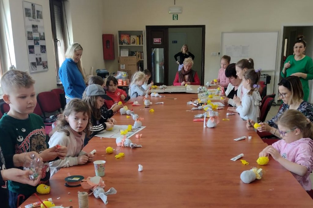 Zajęcia w świetlicy w Krobi z robienia ozdób wielkanocnych