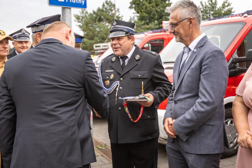 Przekazanie kluczyków do wozu. Fot. Szymon Ździebło dla KPUM w Toruniu