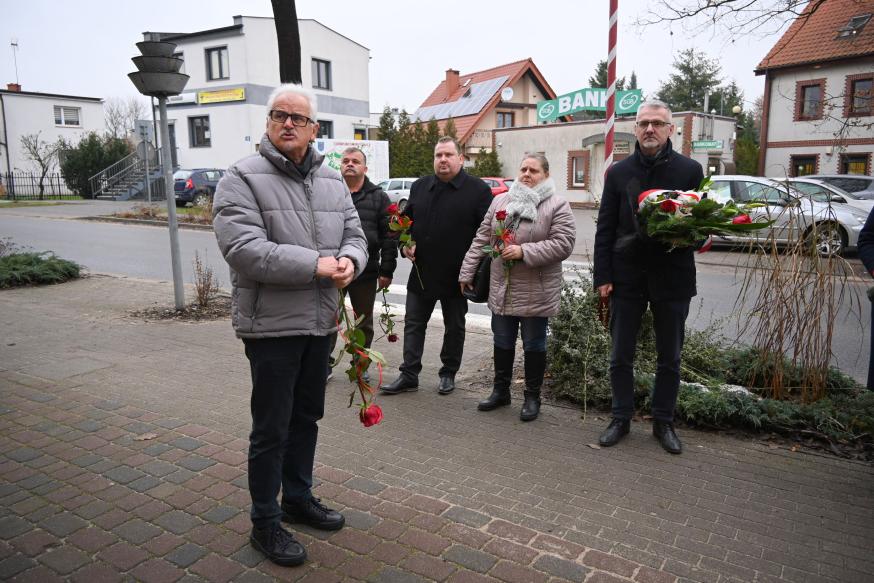 Uroczystość pod tablicą