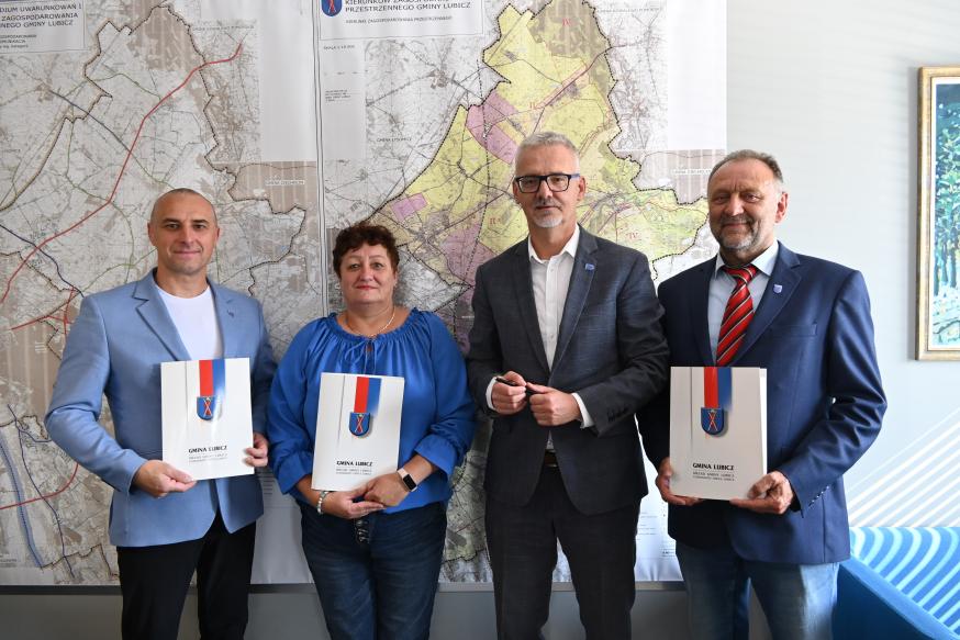 Wójt z radnymi Danutą Wojciechowską, Przemysławem Gorczycą i Mirosławem Jackiewiczem