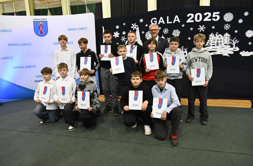 Wójt i nagrodzeni młodzi sportowcy