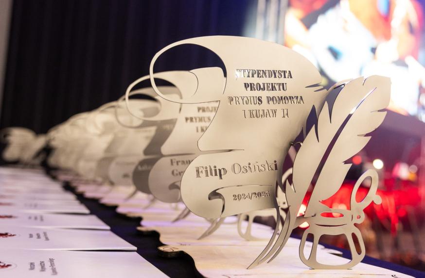 Na zdjęciu statuetki programu. Fot. Szymon Zdziebło/tarantoga.pl dla UMWKP