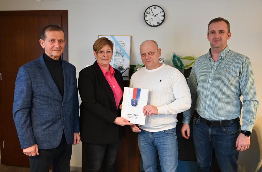 W imieniu gminy umowę podpisała zastępca wójta Monika Lewandowska.