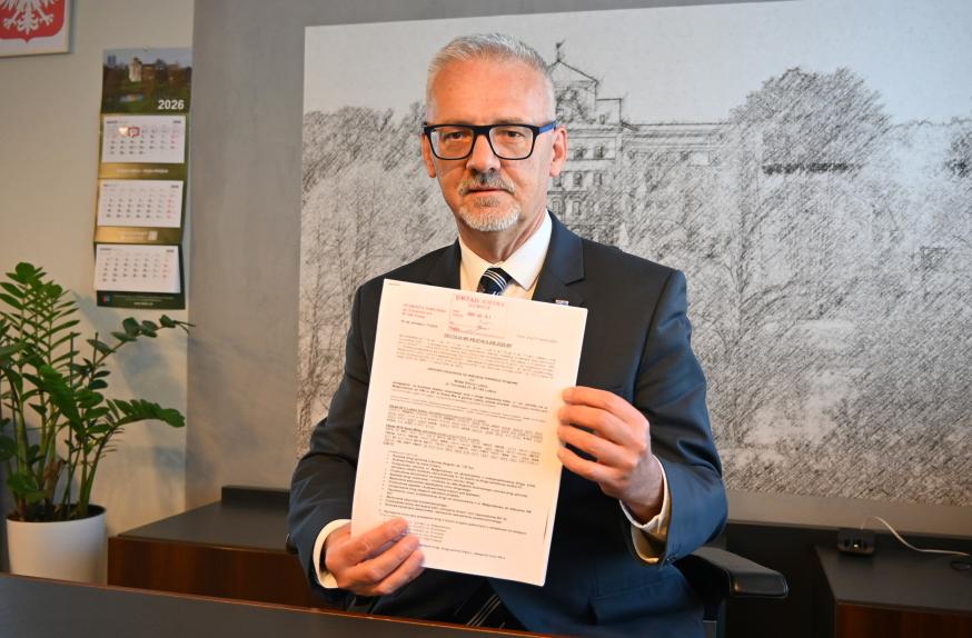 Wójt Marek Nicewicz prezentuje pozwolenie na budowę mostu przez Drwęcę