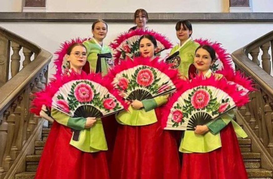 Na zdjęciu: zespół Hae-eo-hwa Korean Fan Dance Team z UAM w Poznaniu