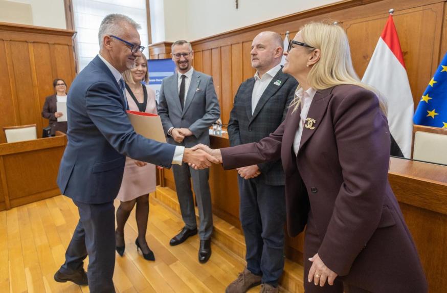 Wręczanie umów. Fot. Mikołaj Kuras